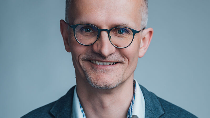 bernhard ecker portrait by niklas schnaubelt