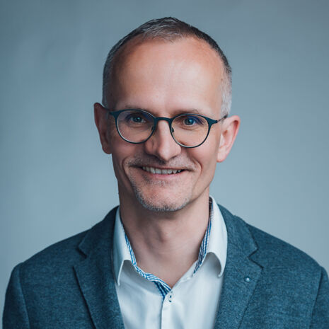 bernhard ecker portrait by niklas schnaubelt